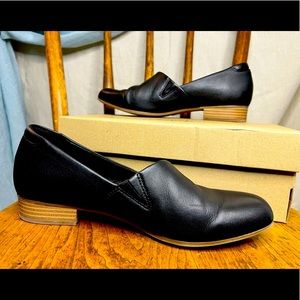 Women’s Clarks black 8.5 M Juliet slip on